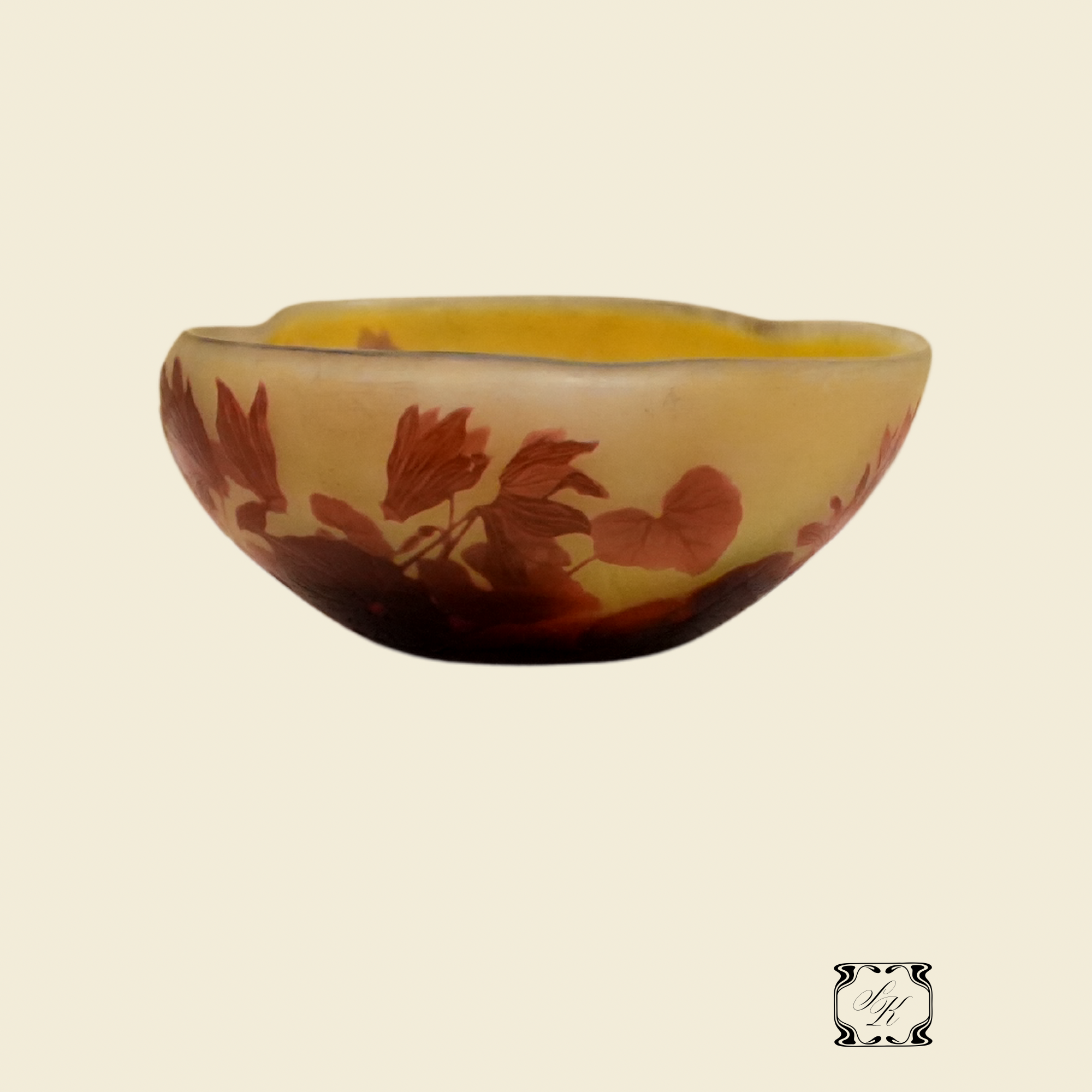 French Art Nouveau Galle Cameo Glass Bowl with Autumnal Foliage, Early 20th Century